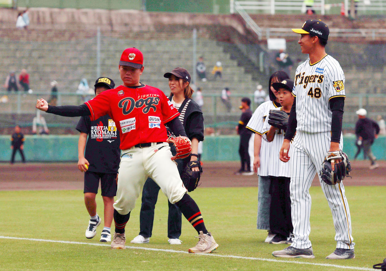 野球教室でガッポーズを見せる阪神ドラフト育成2位指名の嶋村。右は茨木（撮影・加藤哉）