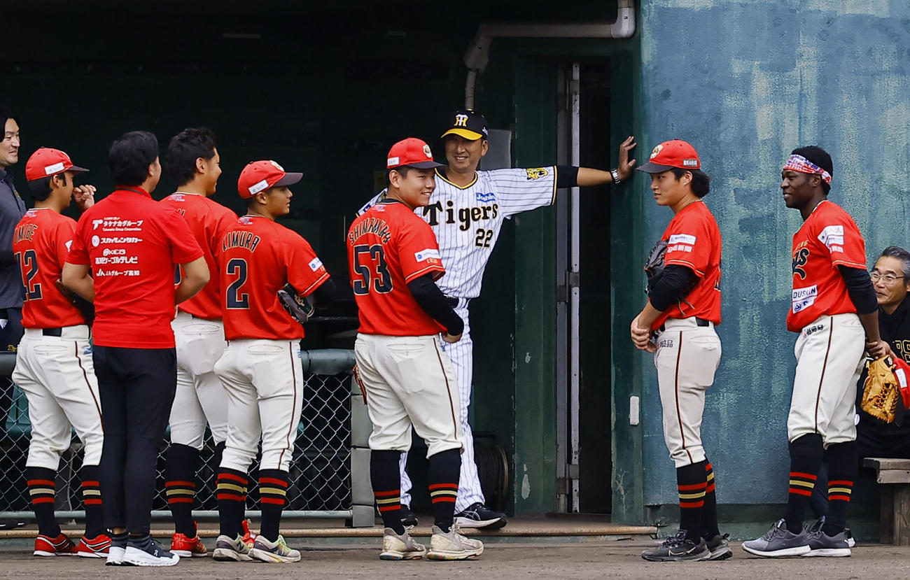 野球教室を前に嶋村（右から5人目）ら高知ファイティングドッグスの選手らと話しをする藤川監督（撮影・藤尾明華）