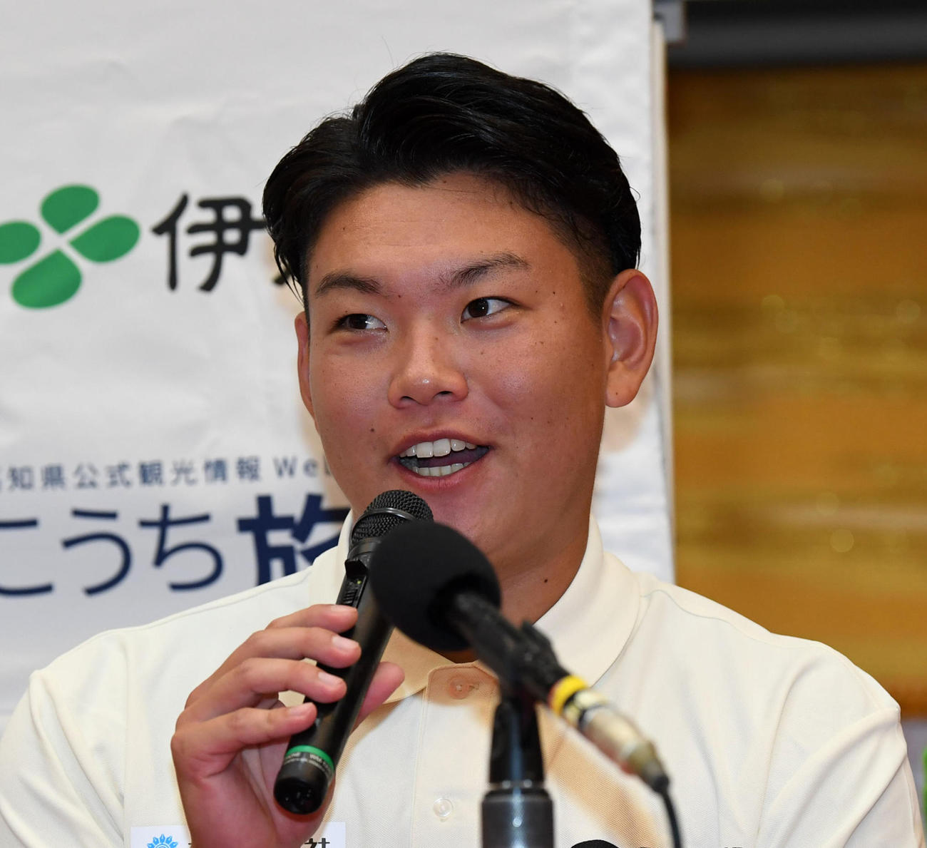 阪神から育成2巡目で指名された嶋村麟士朗は笑顔で会見を行う（撮影・前岡正明）