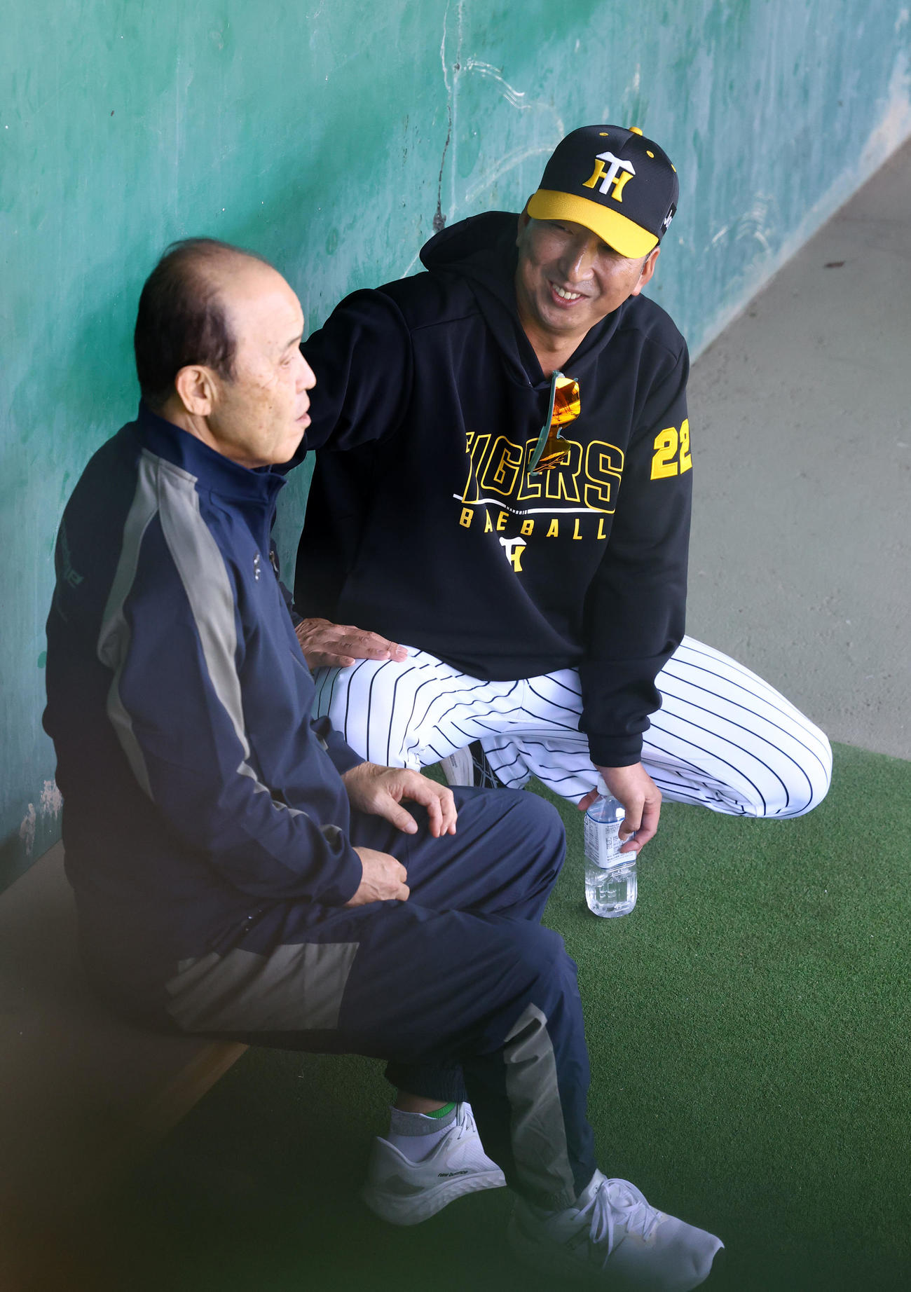 ブルペンで岡田オーナー付顧問（左）と話しをする阪神藤川監督（撮影・藤尾明華）