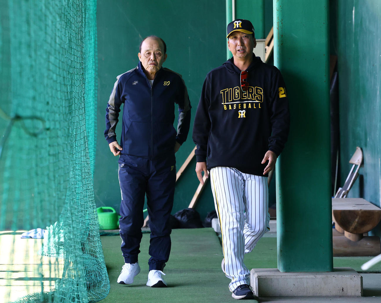 ブルペンで岡田オーナー付顧問（左）と話しをする阪神藤川監督（撮影・藤尾明華）