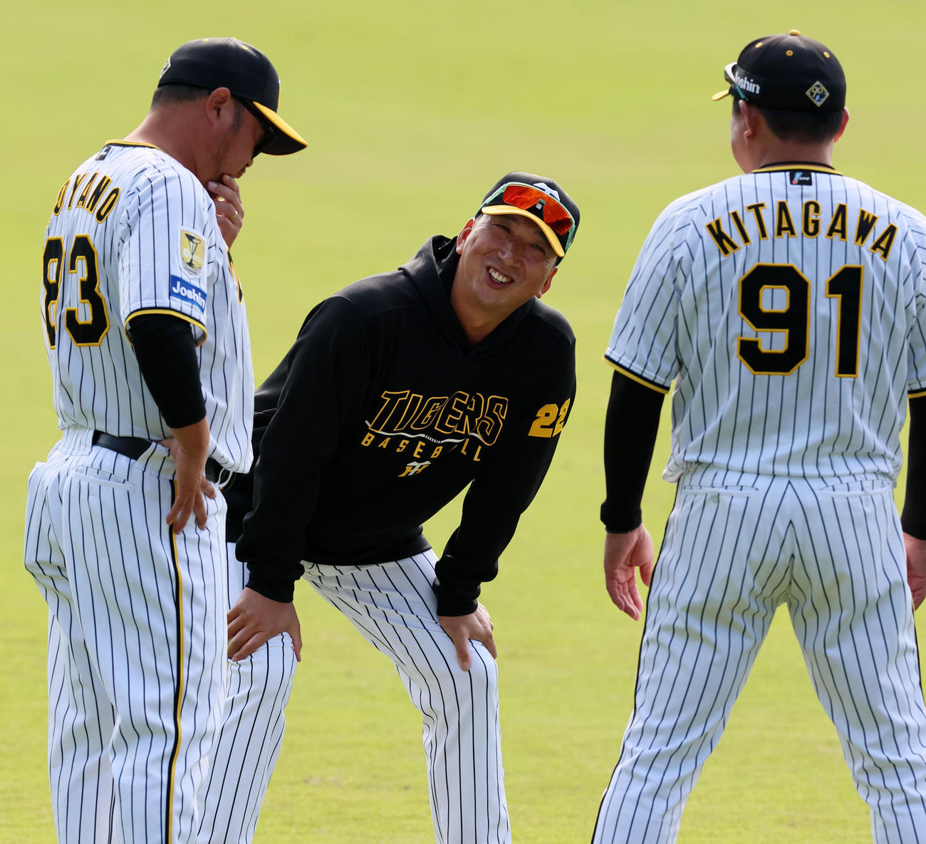 ウオーミングアップ時、小谷野打撃チーフコーチ（左）、北川コーチと談笑する藤川監督（撮影・加藤哉）