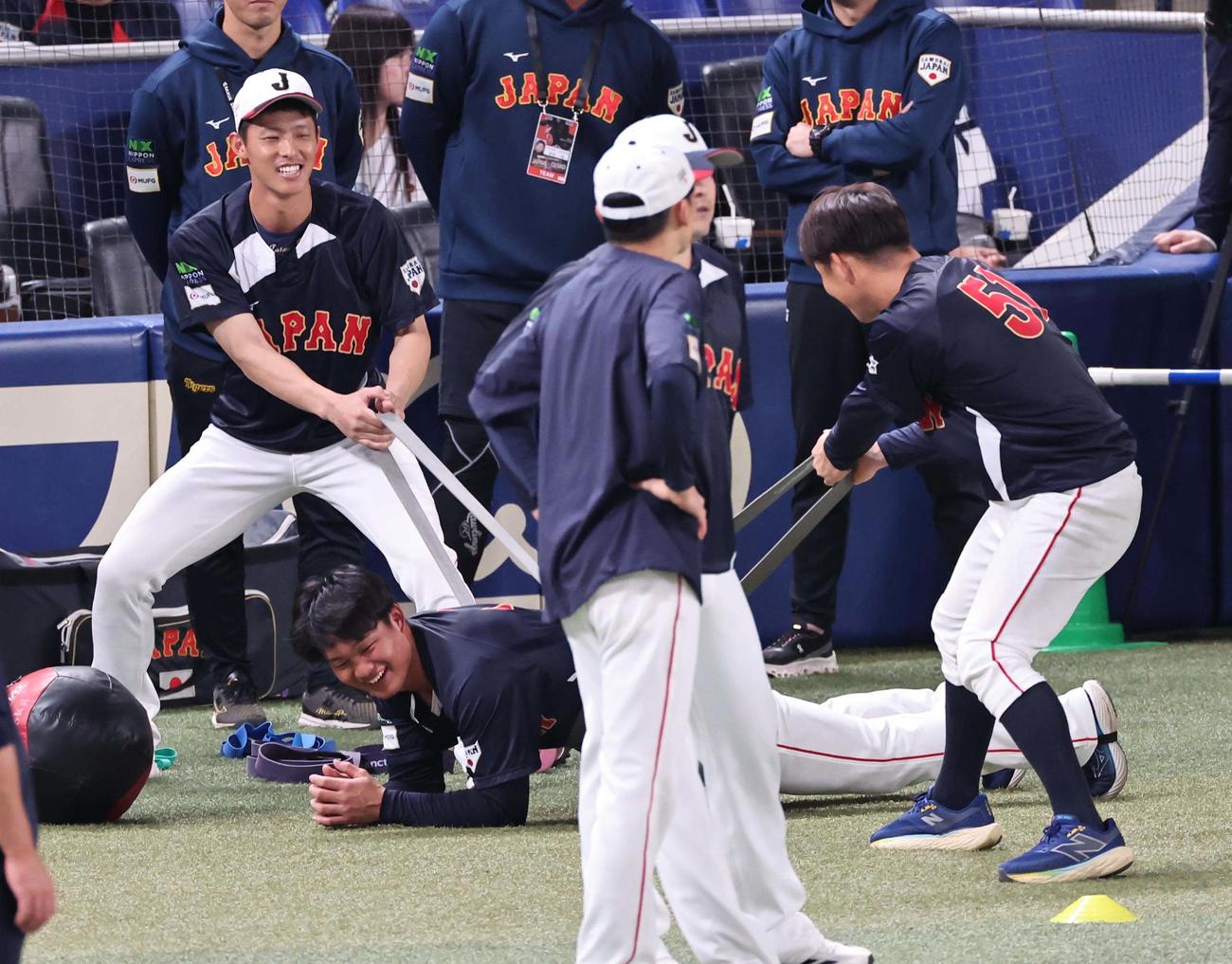 日本対チェコ　森下（中央）をゴムで引っ張る辰己（左）と小園（撮影・上田博志）