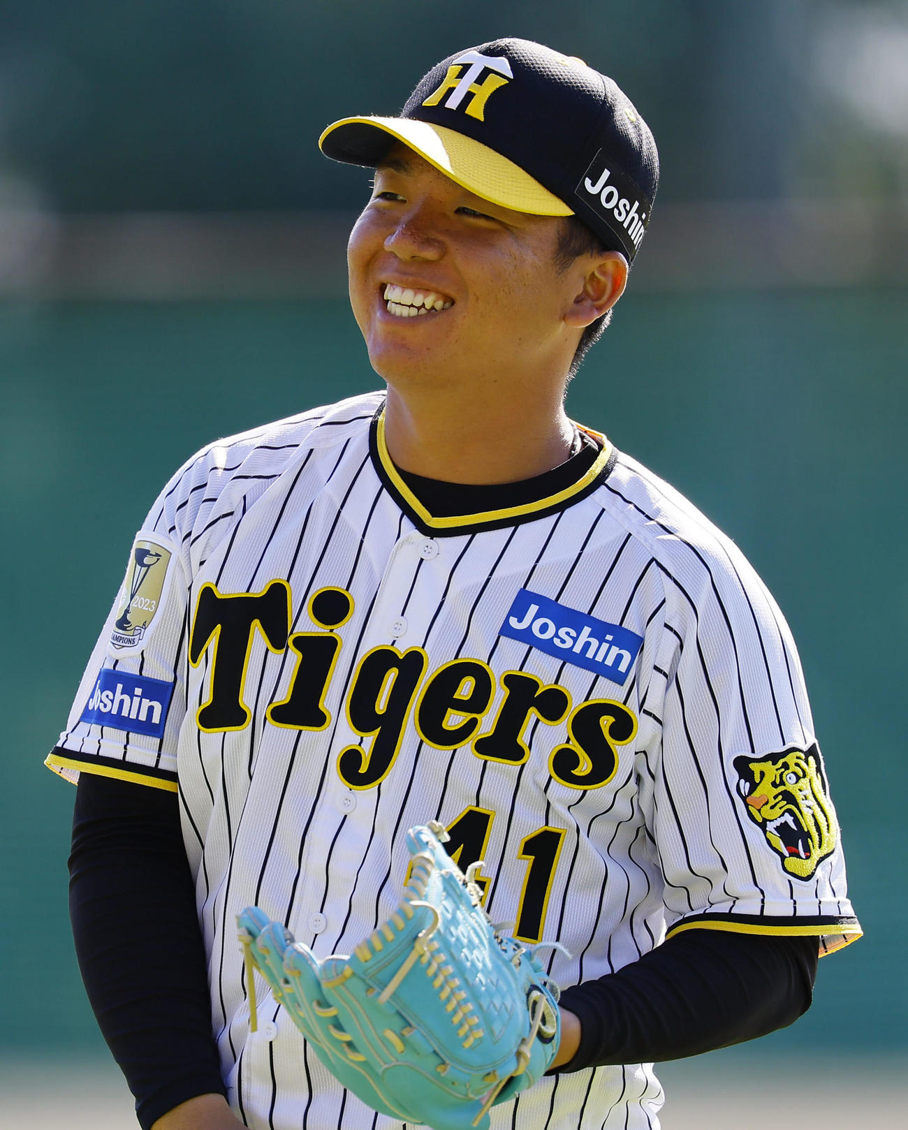 キャッチボールで笑顔を見せる村上（撮影・藤尾明華）