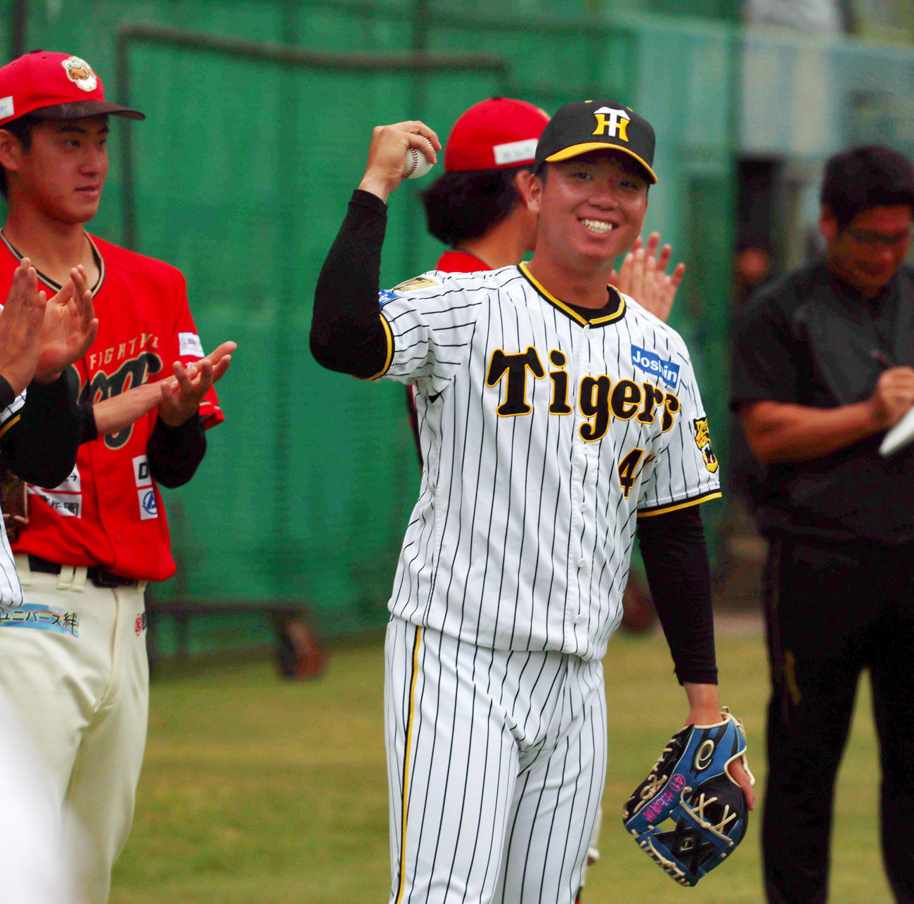野球教室でガッツポーズを見せる村上（撮影・加藤哉）