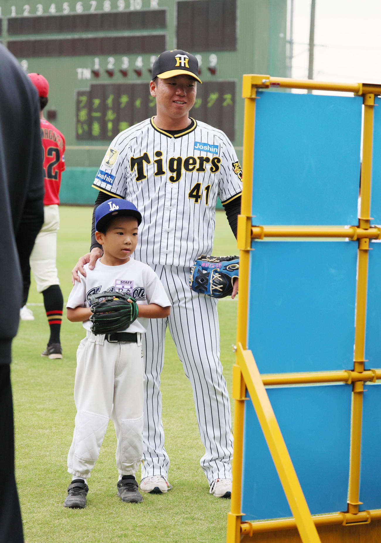 野球教室でストラックアウトのボード前まで子供を誘導する村上（撮影・加藤哉）