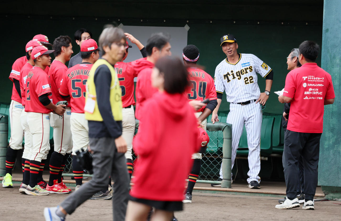 阪神との野球教室に参加した高知ファイティングドッグスナインと談笑する藤川監督（撮影・加藤哉）