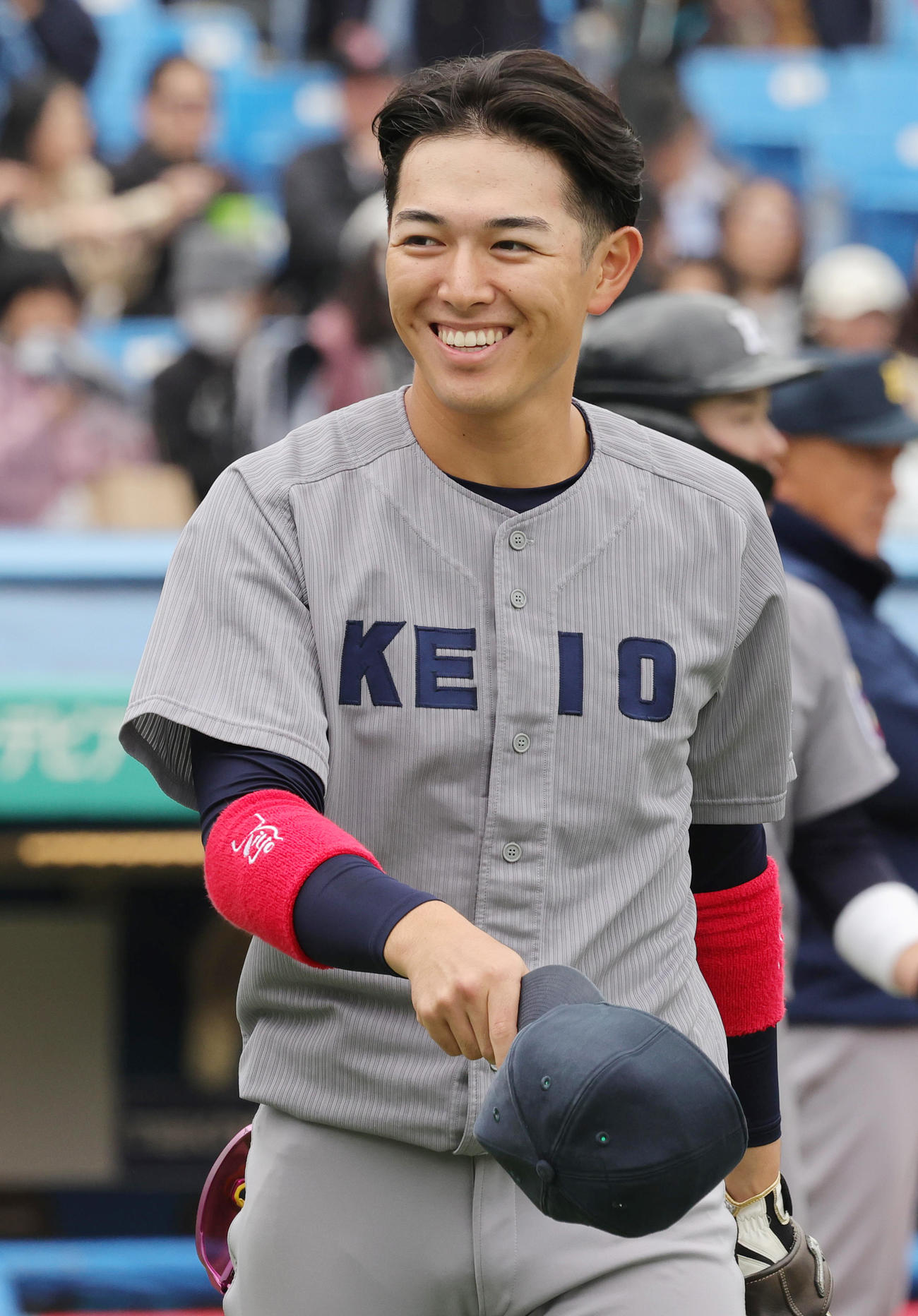 慶大対早大　試合前に早大ベンチにあいさつする慶大・清原（撮影・野上伸悟）
