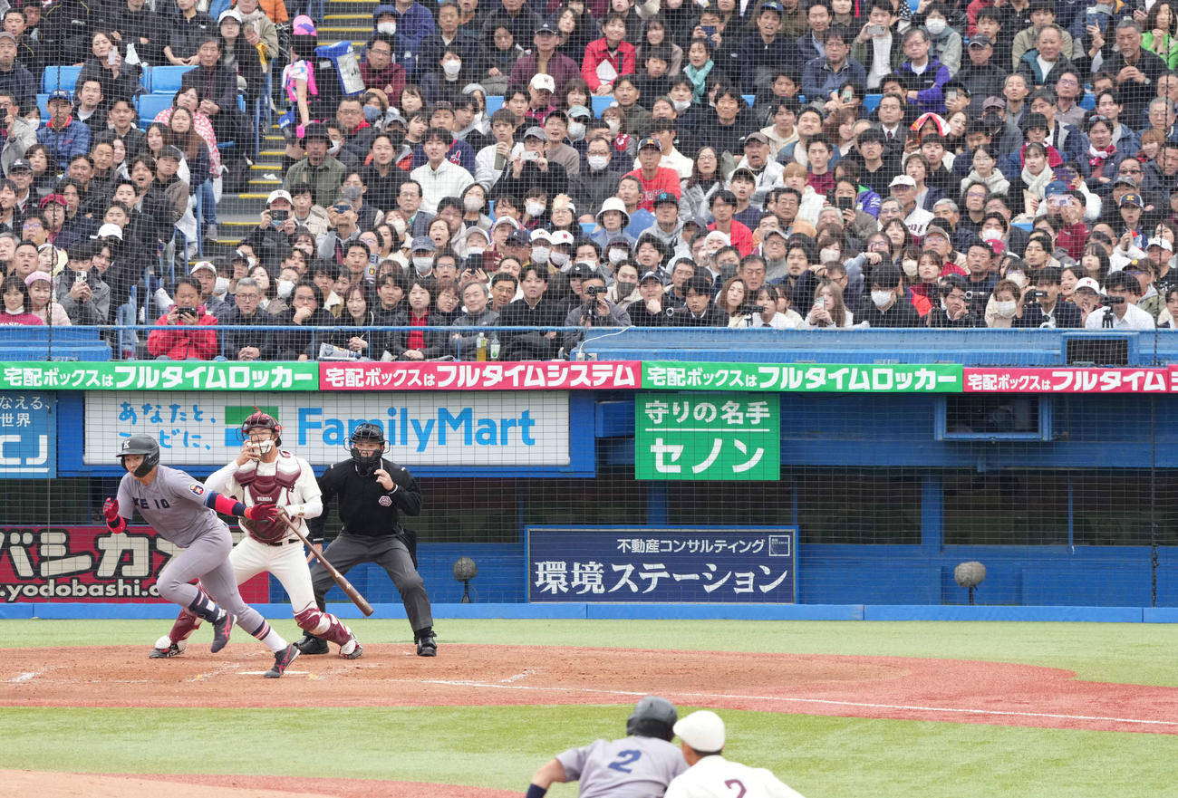 慶大対早大　4回表慶大1死二塁、清原は二塁内野安打を放つ。右端上はスタンドで観戦する父和博氏（撮影・小沢裕）