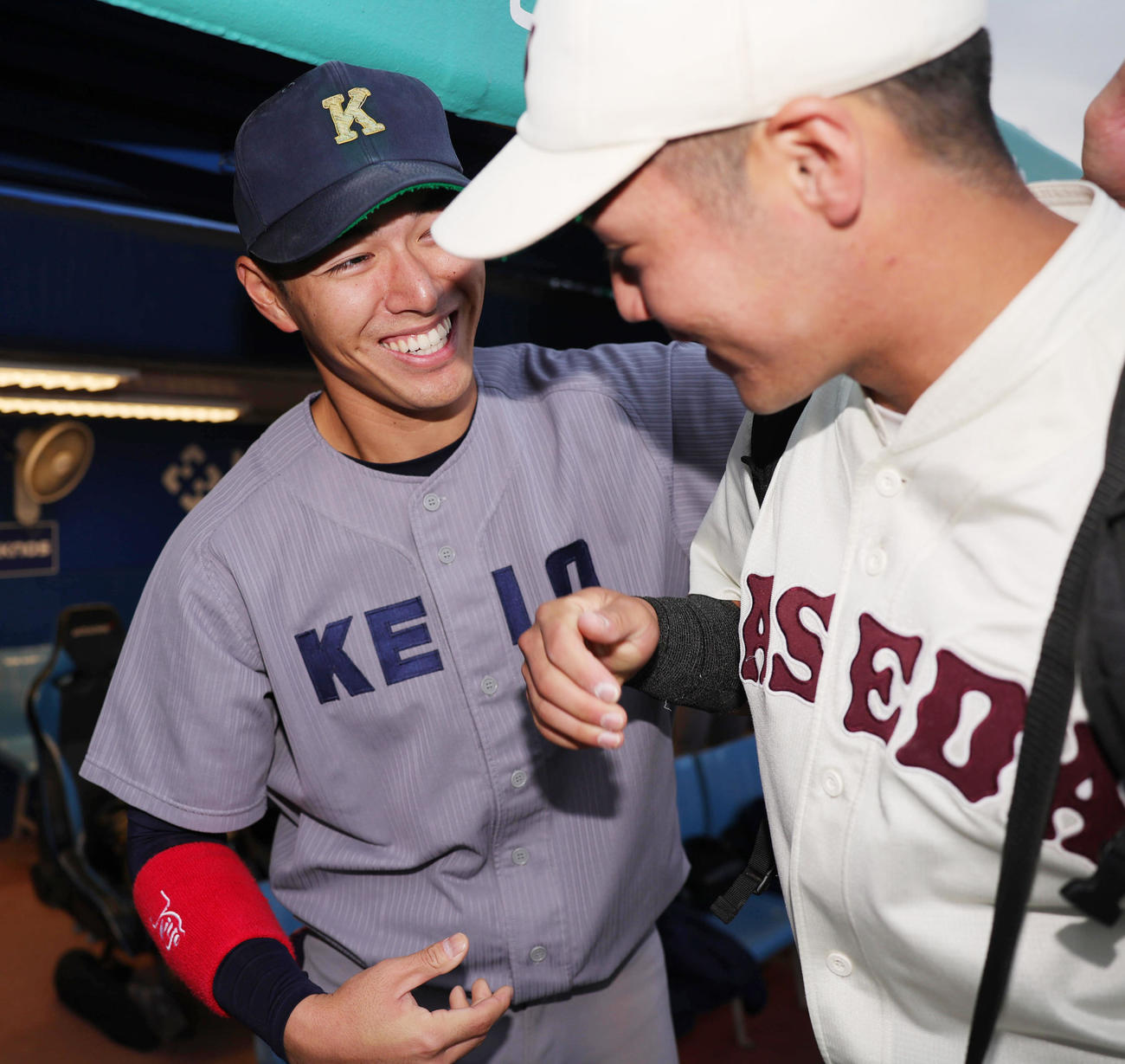 慶大対早大　試合後にあいさつを交わす慶大・清原（左）と早大・吉納（撮影・野上伸悟）