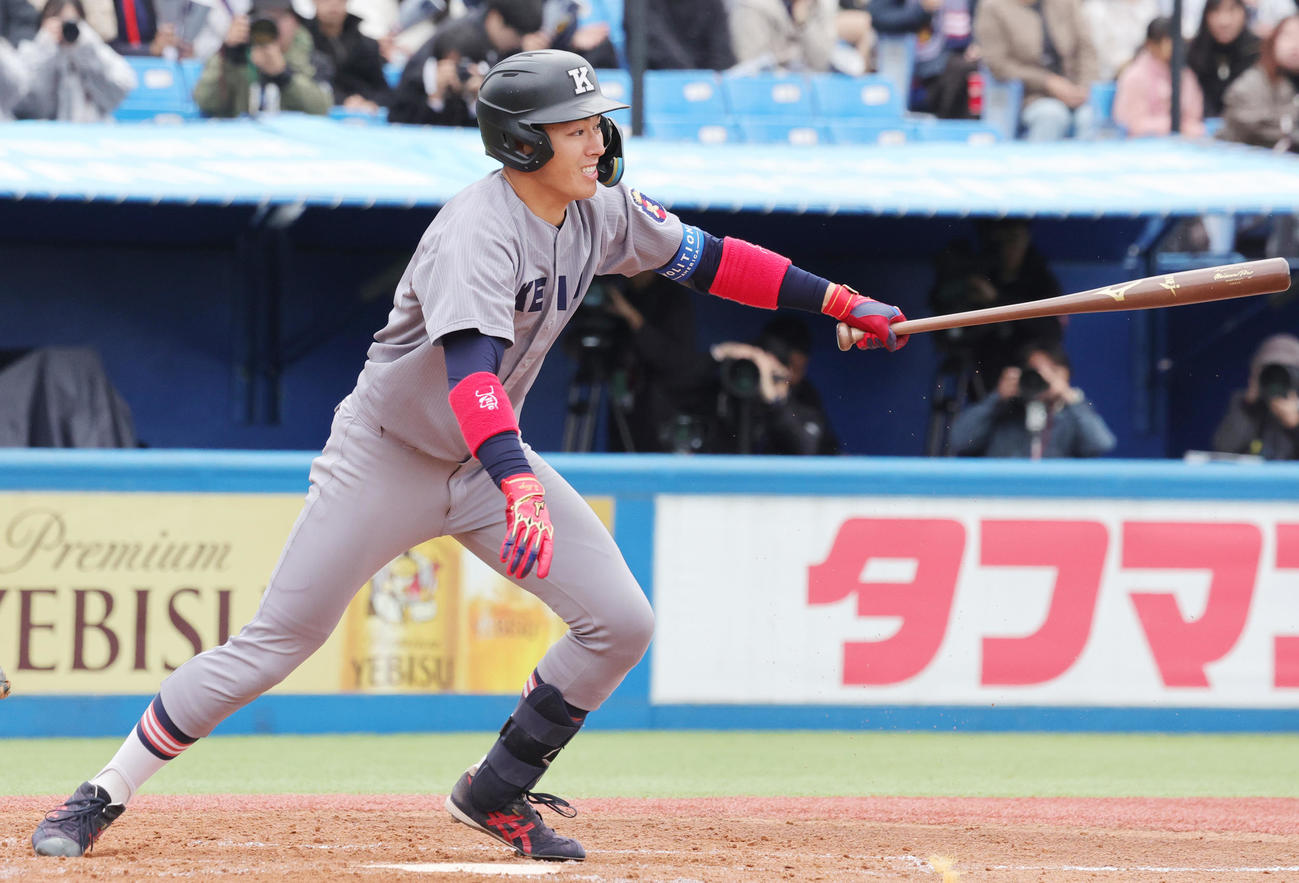 慶大対早大　4回表慶大1死二塁、二塁内野安打を放つ清原（撮影・野上伸悟）