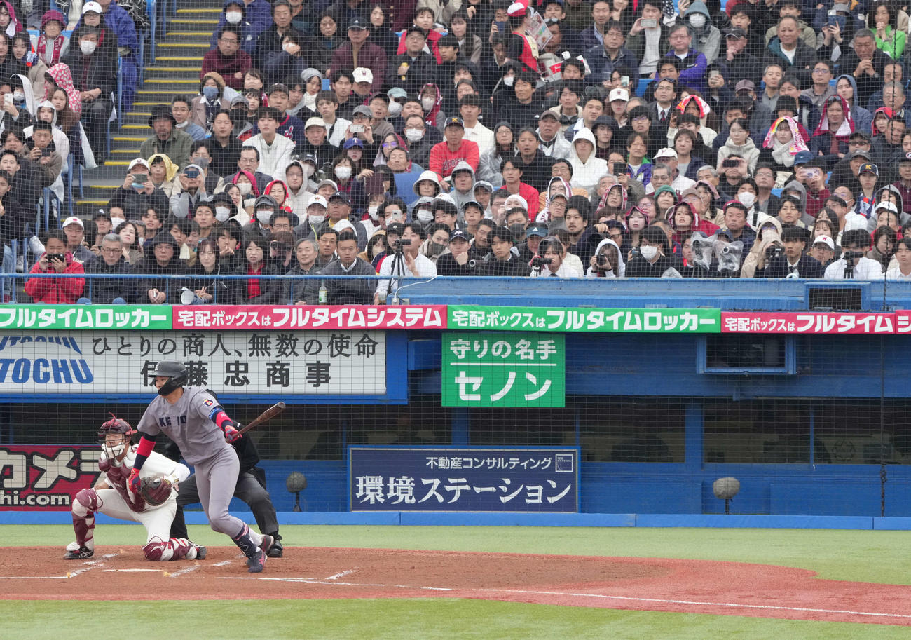 慶大対早大　1回表慶大2死一塁、清原正吾は一ゴロに倒れる。右端上はスタンドで観戦する父和博氏（撮影・小沢裕）