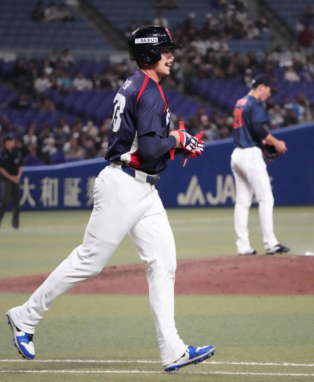 日本対チェコ　4回裏チェコ無死、戸郷から四球を選び出塁するフルプ（左）（撮影・森本幸一）