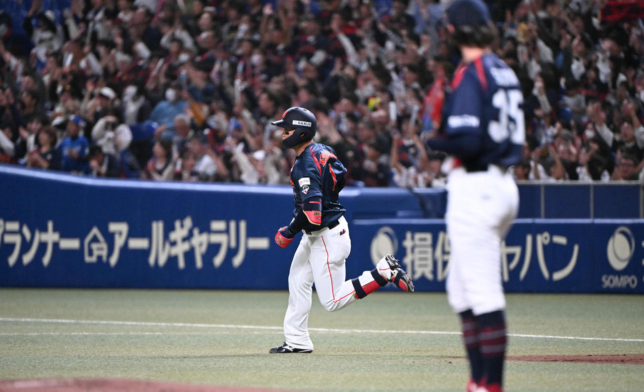 日本対チェコ　1回表日本2死一塁、左越え2点本塁打を放つ森下、投手サトリア（撮影・和賀正仁）