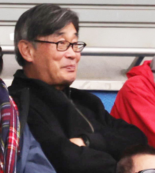 慶大対早大　観戦する前慶応高監督で香川の上田代表（撮影・野上伸悟）
