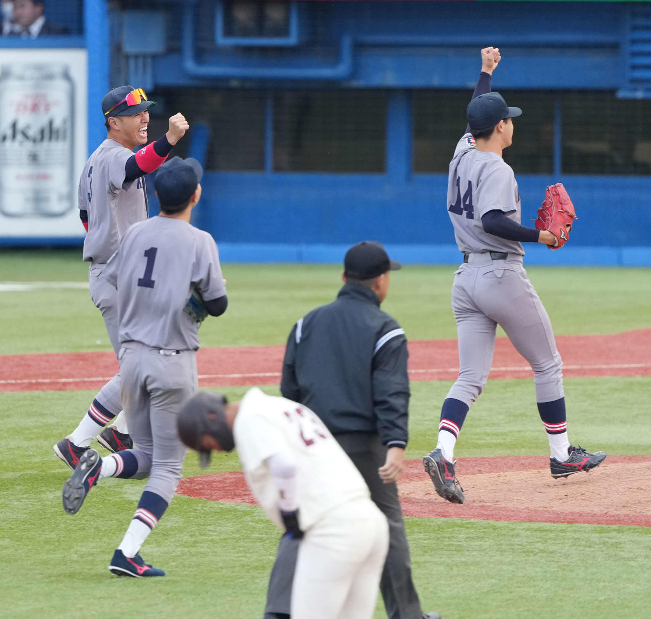 慶大対早大　早大から勝ち点を奪いナインと大喜びする慶大・清原（左）（撮影・小沢裕）