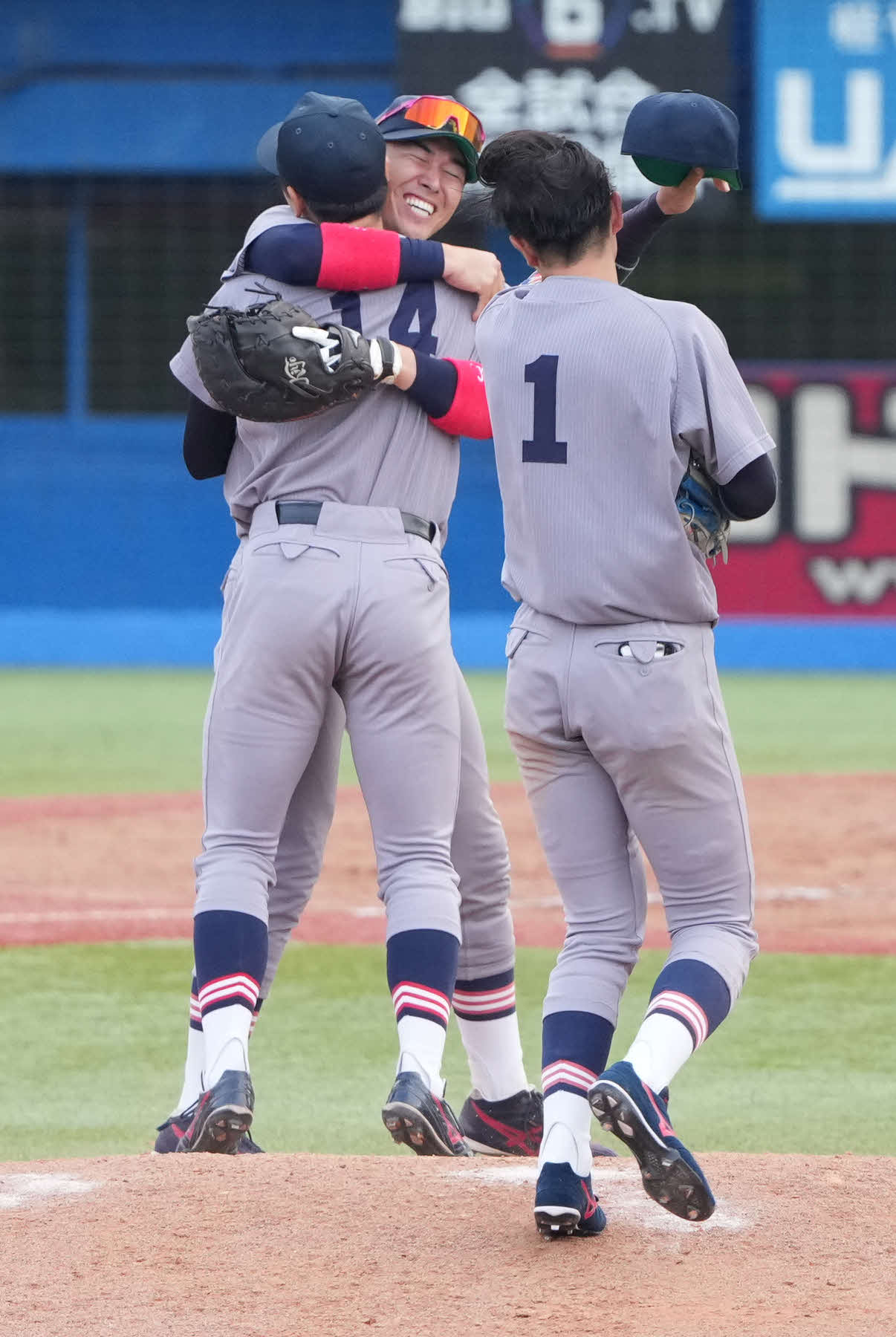 慶大対早大　早大から勝ち点を奪い渡辺和（手前）を抱き合って喜ぶ慶大・清原（撮影・小沢裕）