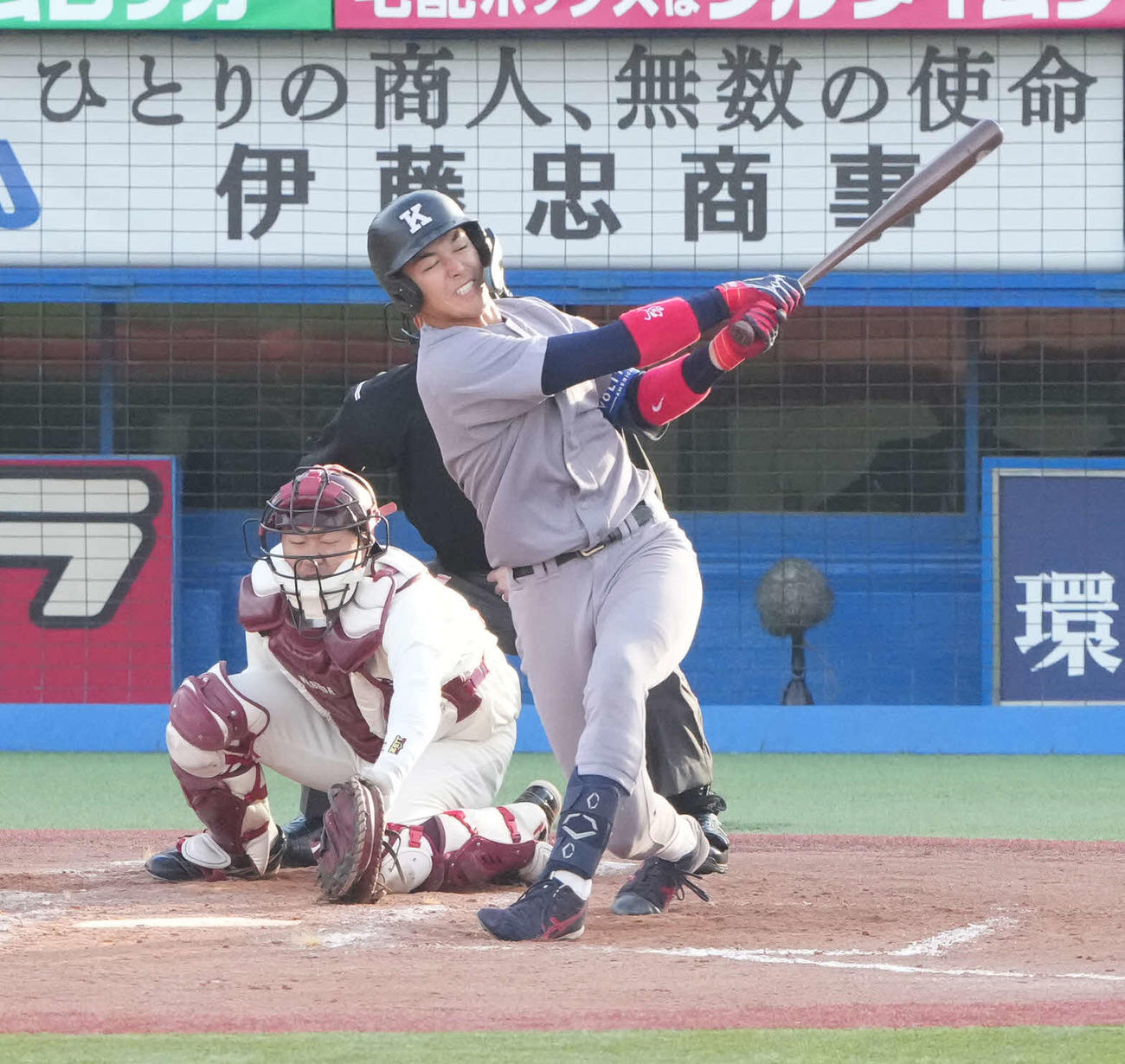 慶大対早大　9回表慶大無死、清原は空振り三振に倒れる（撮影・小沢裕）
