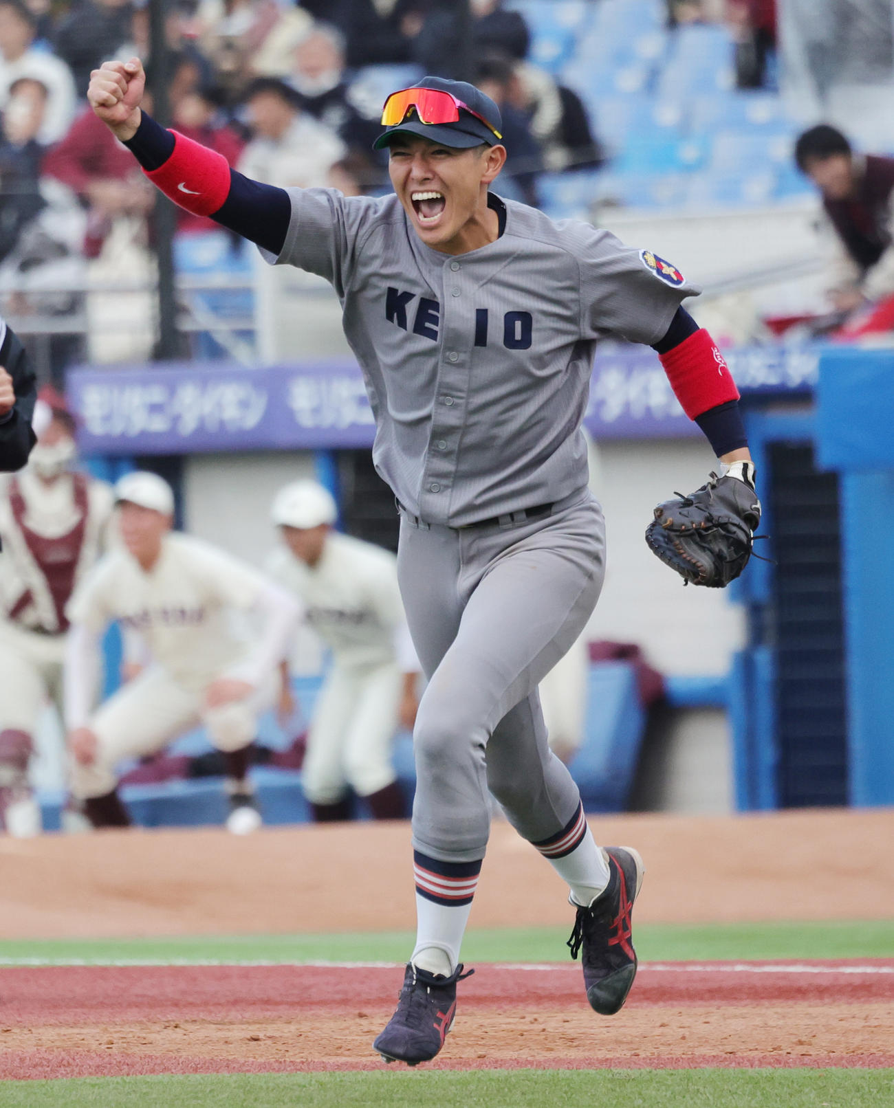 慶大対早大　早大に2連勝し喜ぶ慶大・清原（撮影・野上伸悟）