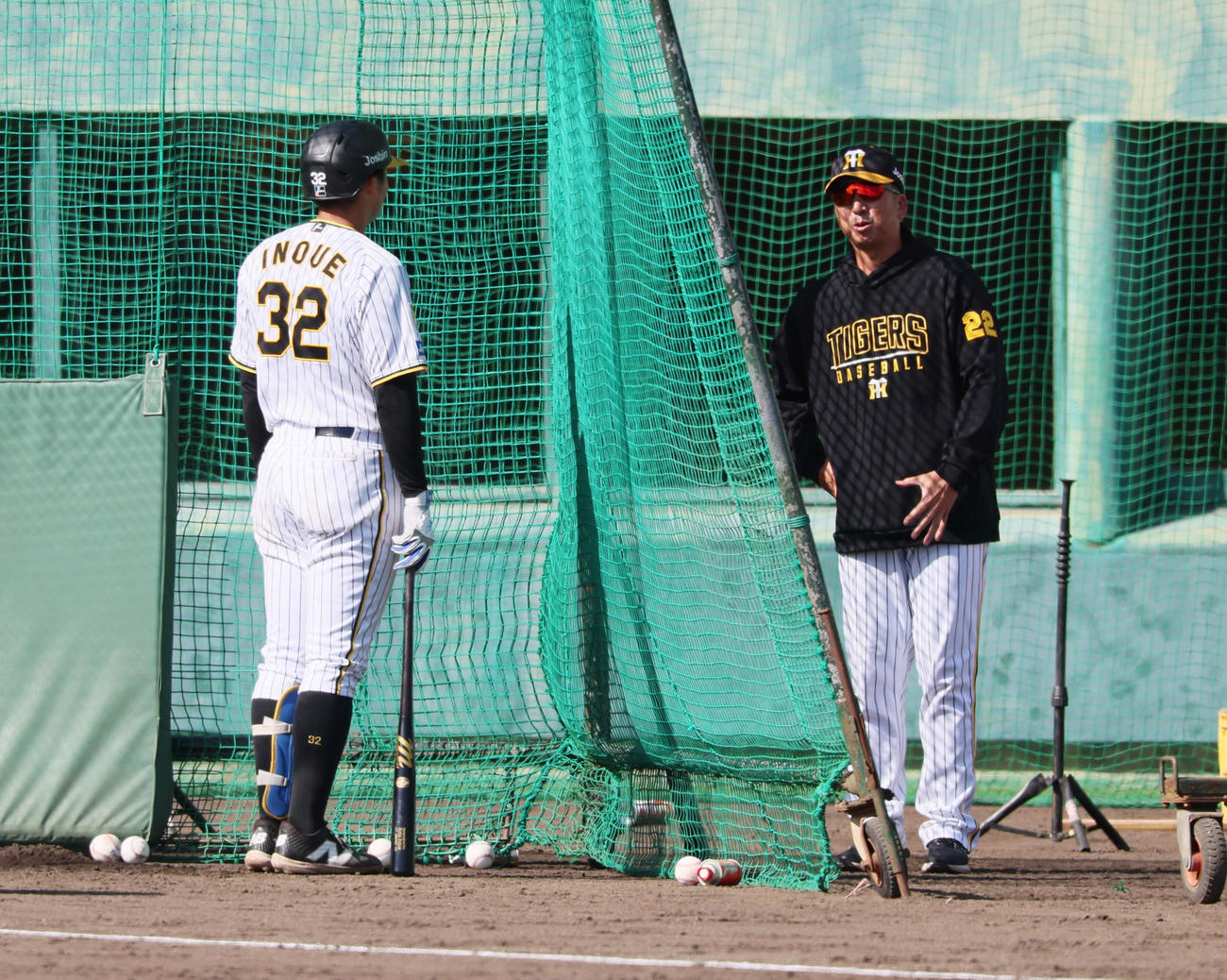 ランチ特打を終えた井上（左）に直接話す藤川監督（撮影・加藤哉）