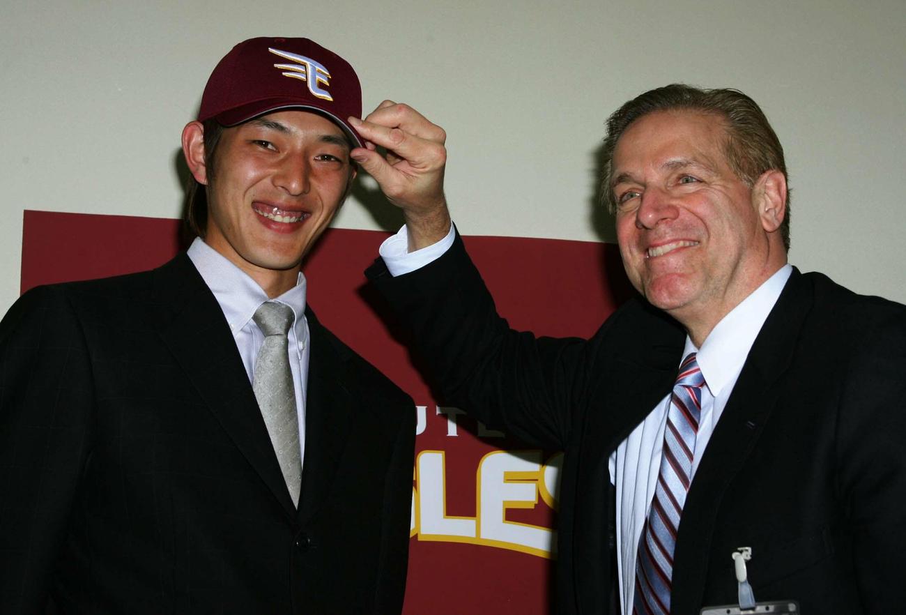 05年1月、楽天入団会見でマーティー・キーナートGMに帽子を被せてもらう岩隈