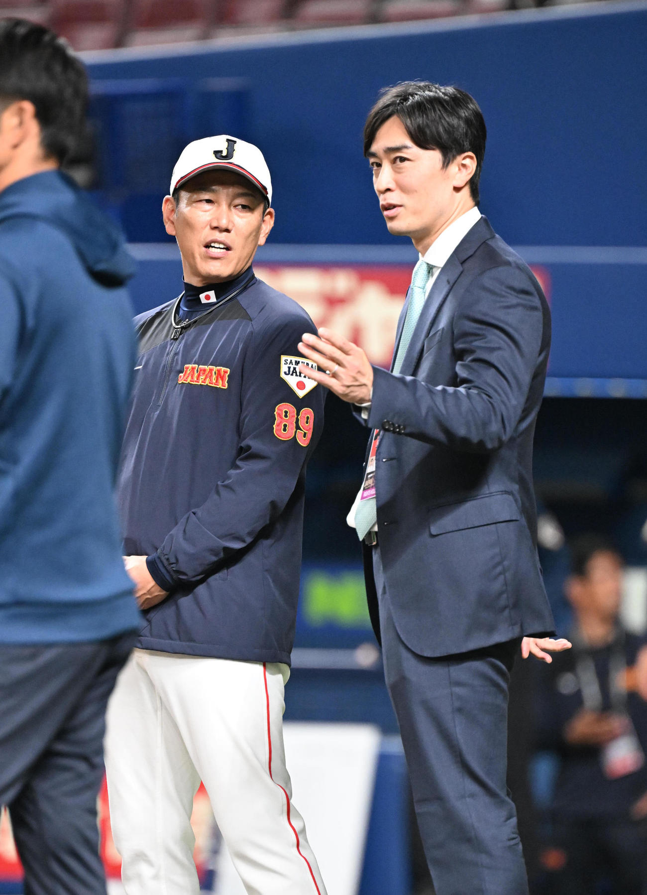 日本対チェコ　試合前に話す和田氏（右）と井端監督（撮影・和賀正仁）
