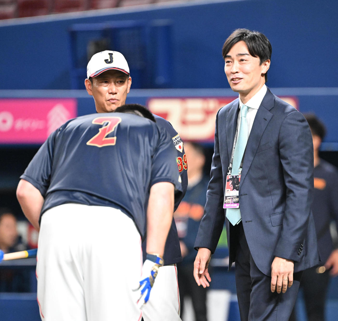 日本対チェコ　牧（手前）からあいさつされる和田氏（撮影・和賀正仁）
