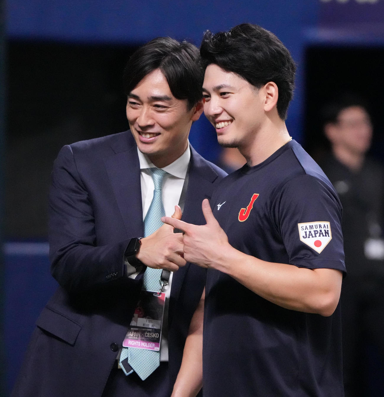 日本対チェコ　試合前、言葉を交わす（左から）和田毅氏と栗原（撮影・森本幸一）