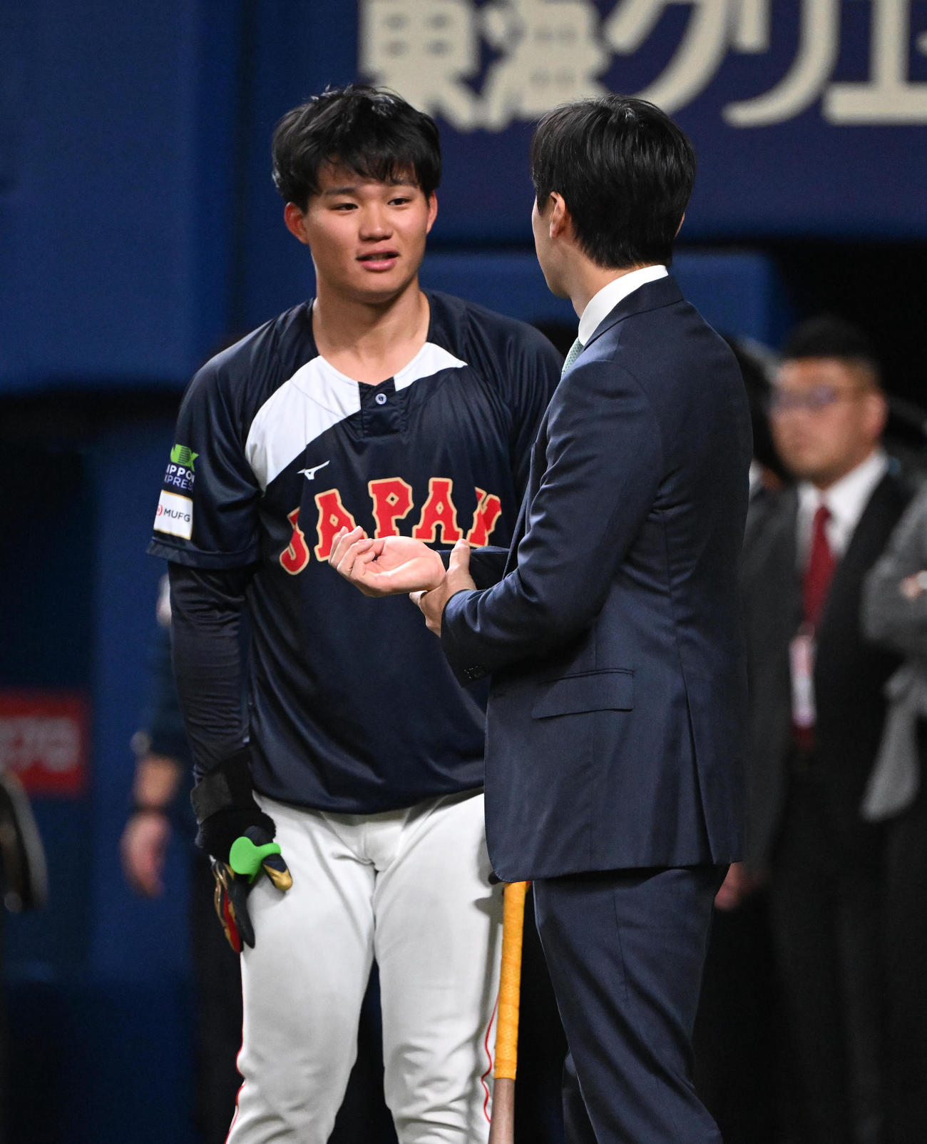 日本対チェコ　和田毅氏（右）にあいさつする森下（撮影・和賀正仁）