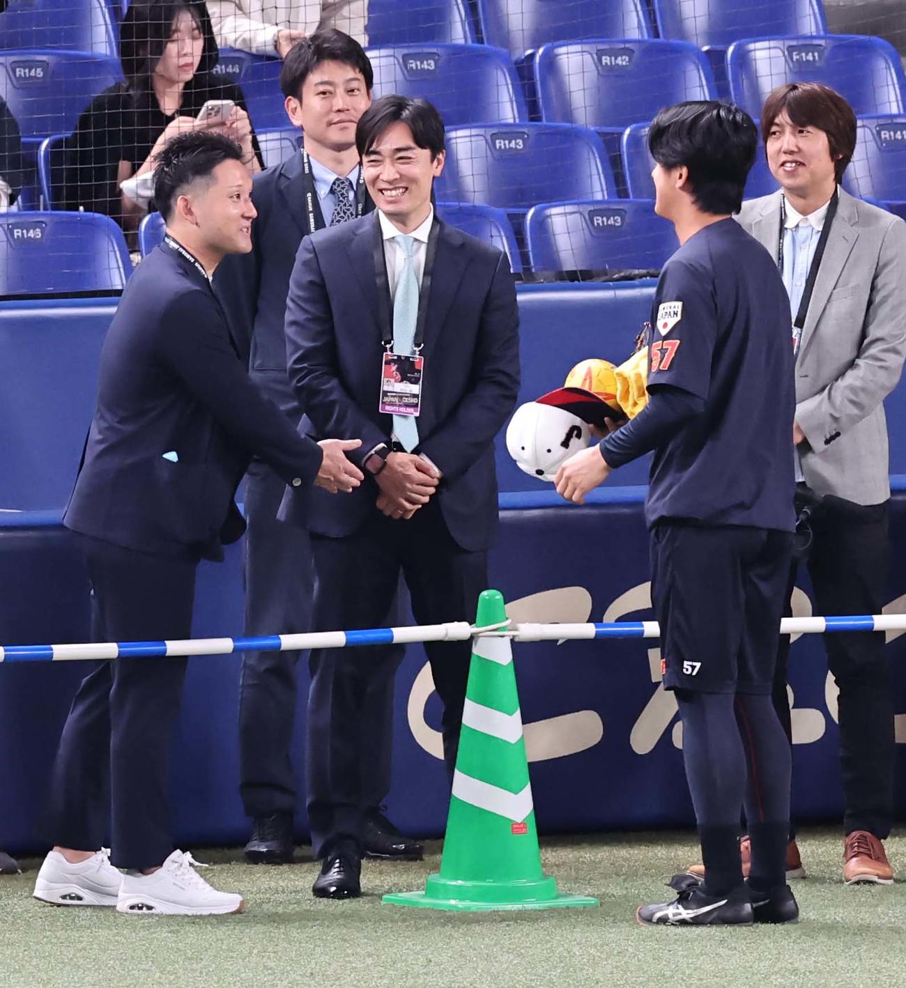 日本対チェコ　北山（右から2人目）と談笑する杉谷拳士（左）と和田毅（撮影・上田博志）