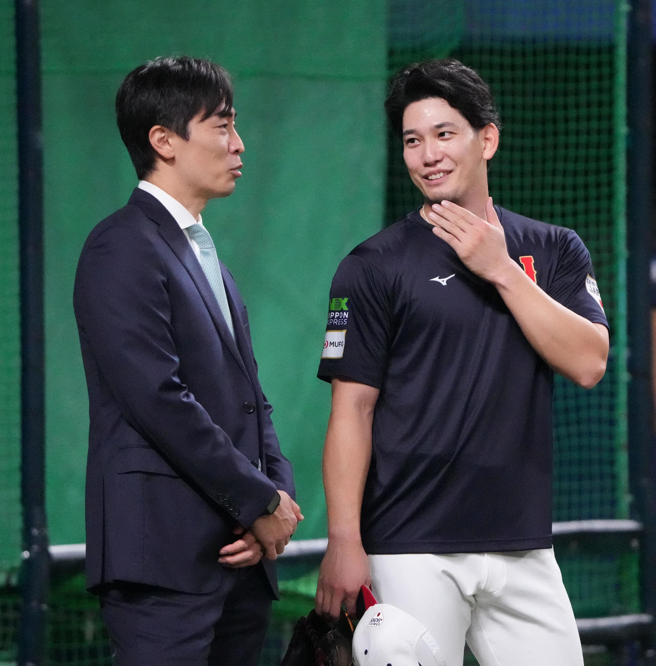 日本対チェコ　試合前、言葉を交わす（左から）和田毅氏と栗原（撮影・森本幸一）