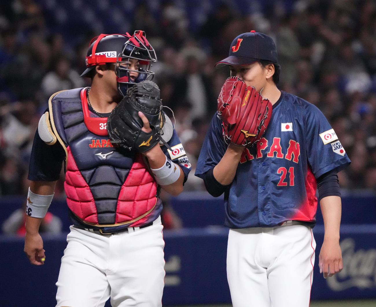 日本対チェコ　1回終了、言葉を交わしながらベンチへ戻る（左から）佐藤と早川（撮影・森本幸一）