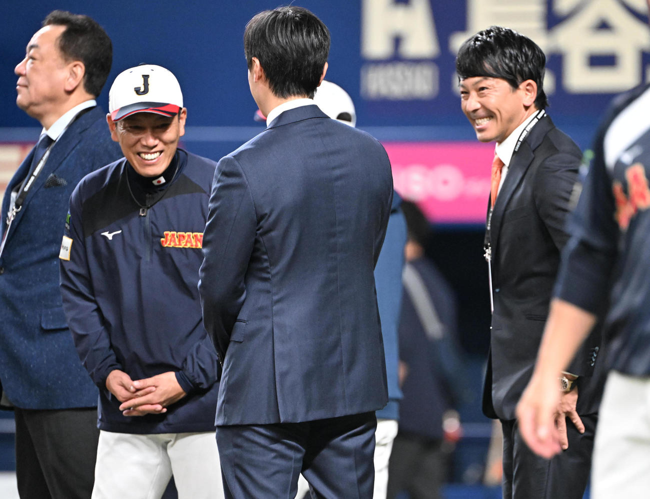 日本対チェコ　試合前に談笑する左から井端監督、和田氏、松田氏（撮影・和賀正仁）