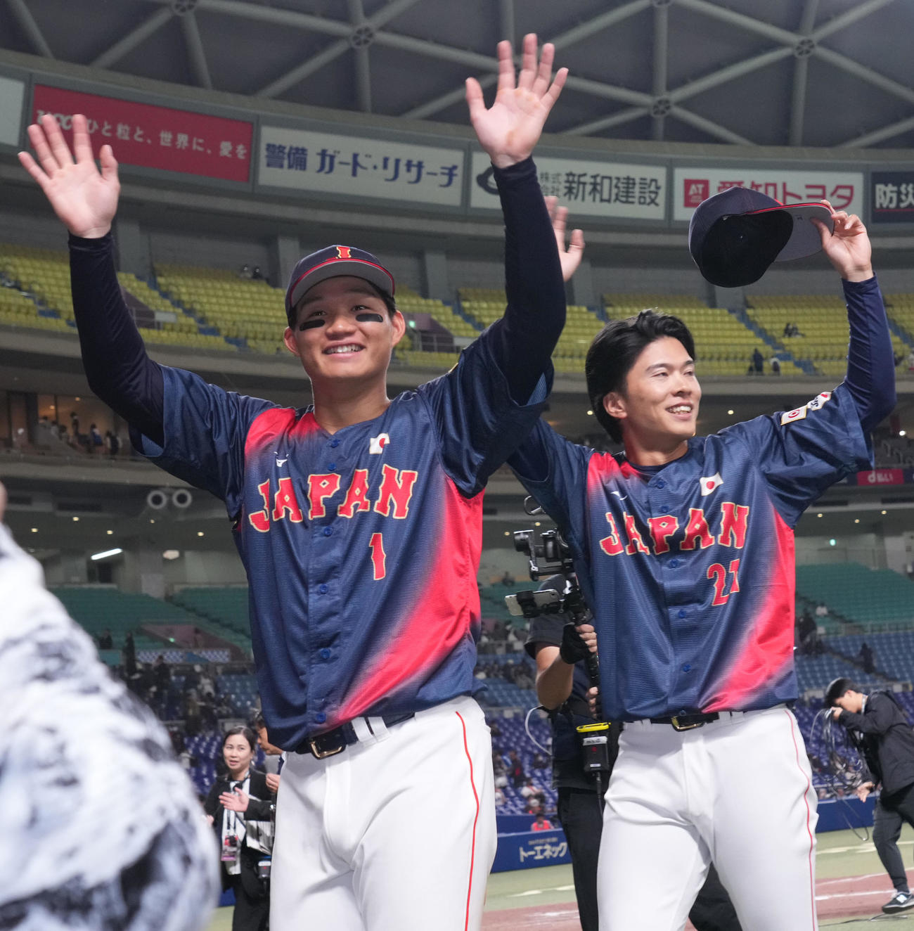 日本対チェコ　ヒーローインタビューを終えファンの声援に応える森下（左）と早川（撮影・森本幸一）
