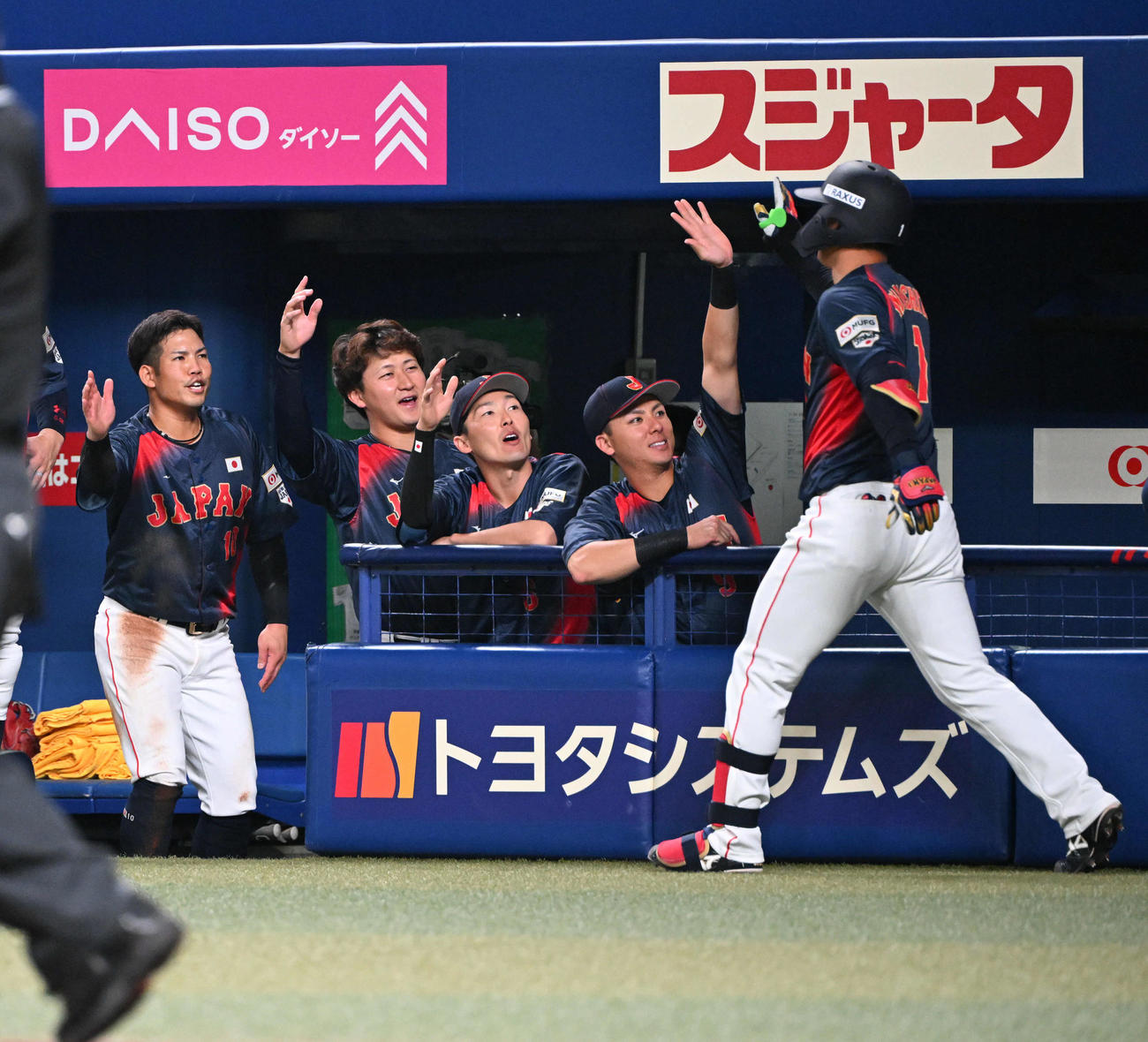 日本対チェコ　1回表日本2死一塁、左越え2点本塁打を放った森下翔太（右）はナインとタッチ（撮影・和賀正仁）