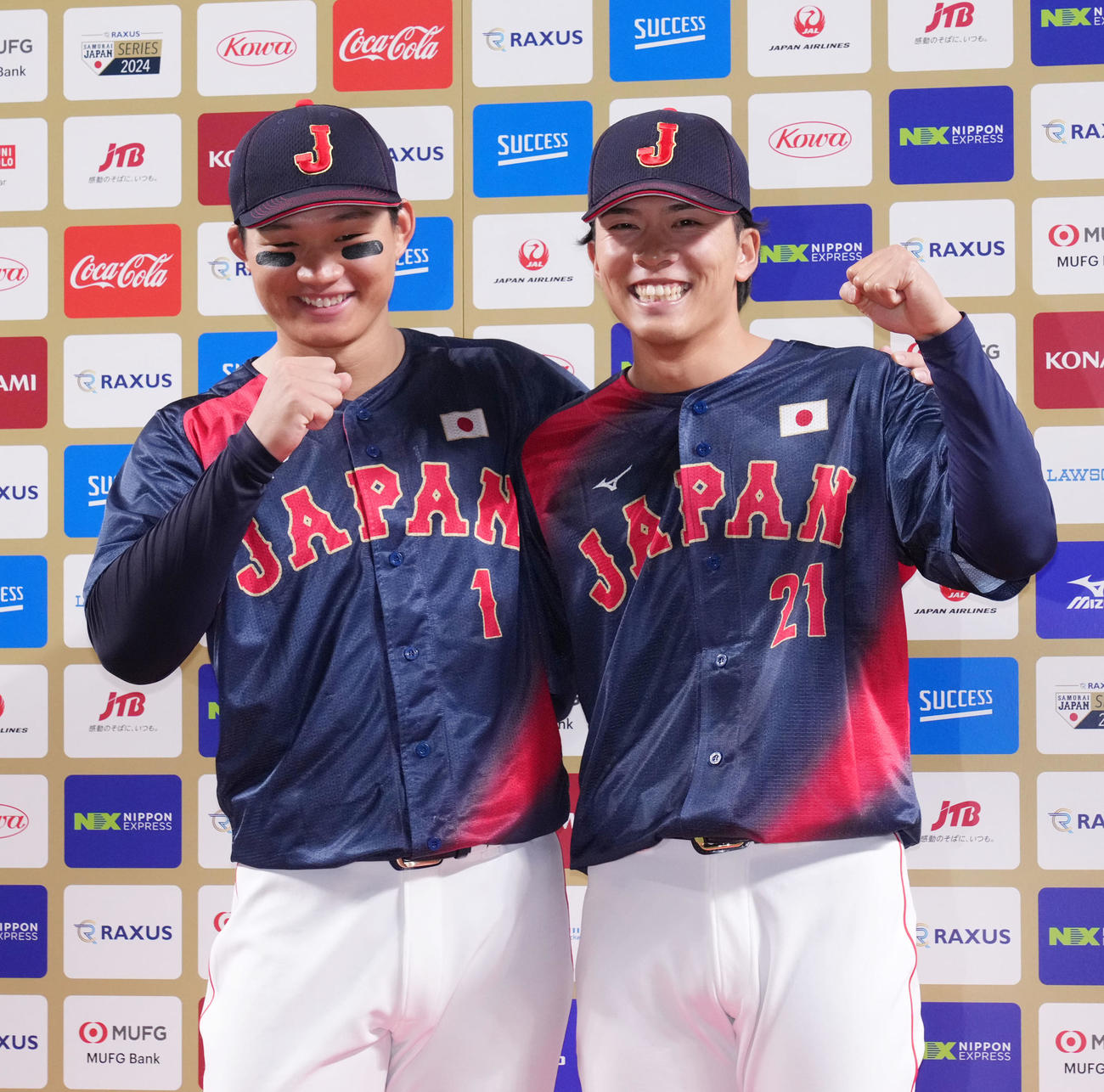 日本対チェコ　ヒーローインタビューを終え明るい表情を見せる森下（左）と早川（撮影・森本幸一）