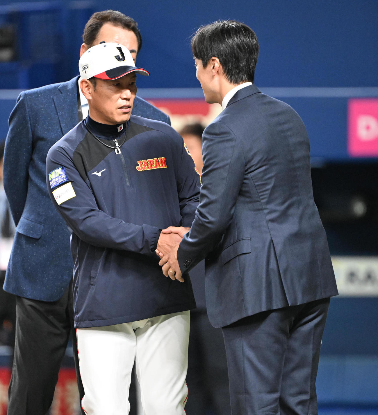 日本対チェコ　和田氏（右）と握手を交わす井端監督（撮影・和賀正仁）