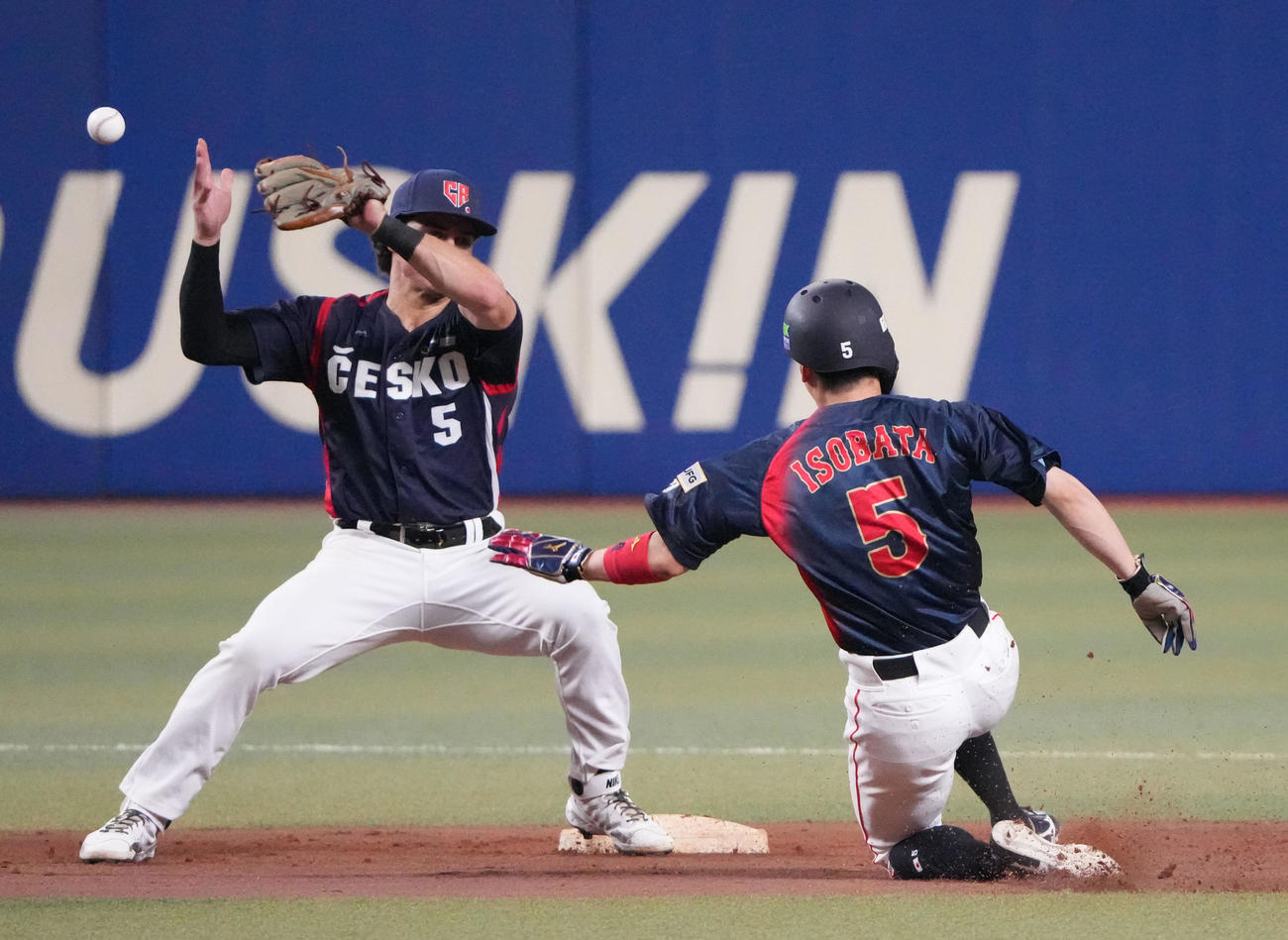 日本対チェコ　7回表日本無死一塁、二盗成功する五十幡（右）（撮影・森本幸一）