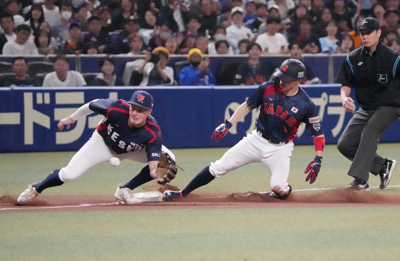 日本対チェコ　7回表日本無死二塁、三盗成功する五十幡（中央）（撮影・森本幸一）