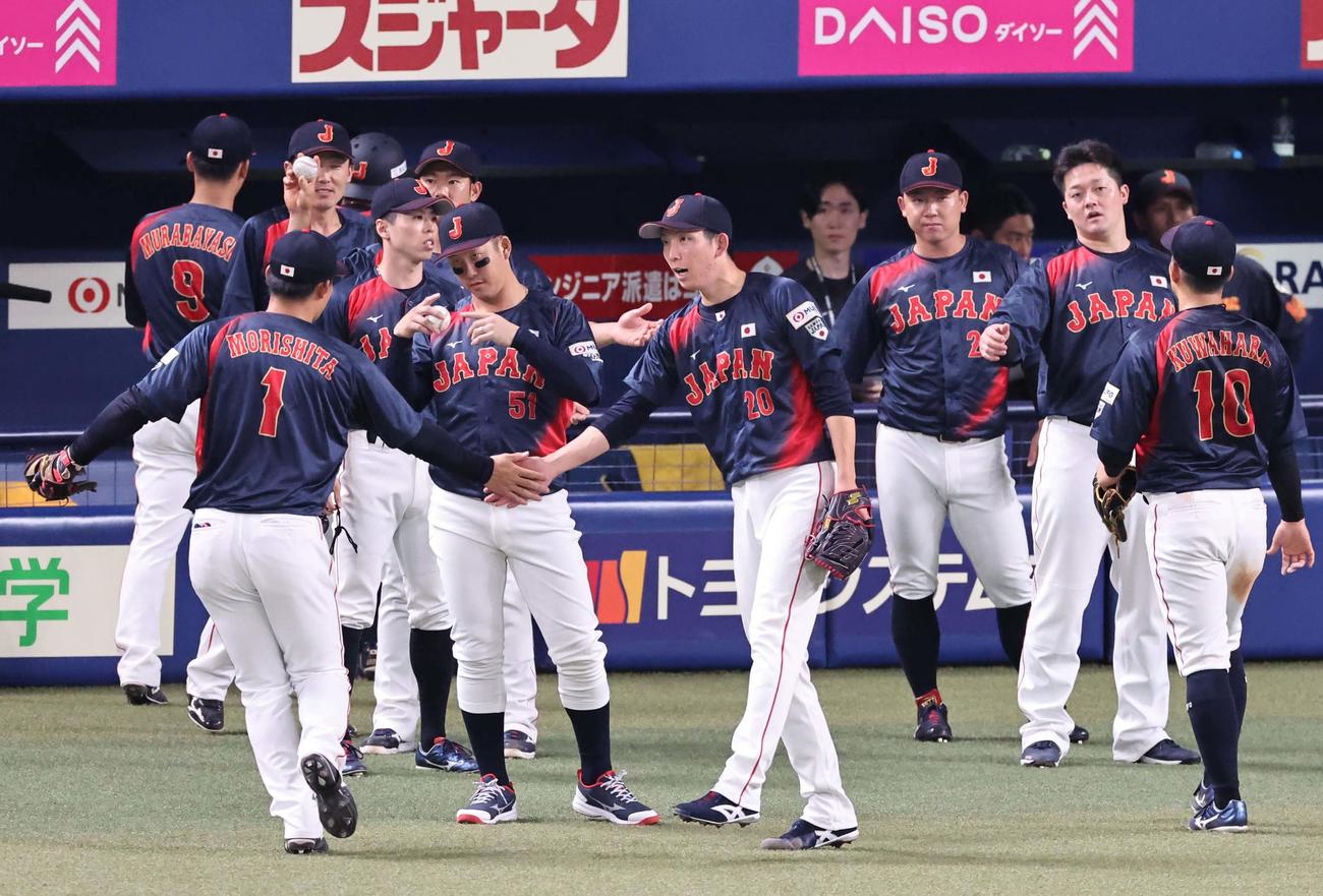チェコ対日本　2イニングを無失点に抑えた戸郷（中央）はベンチ前でナインを出迎える（撮影・上田博志）