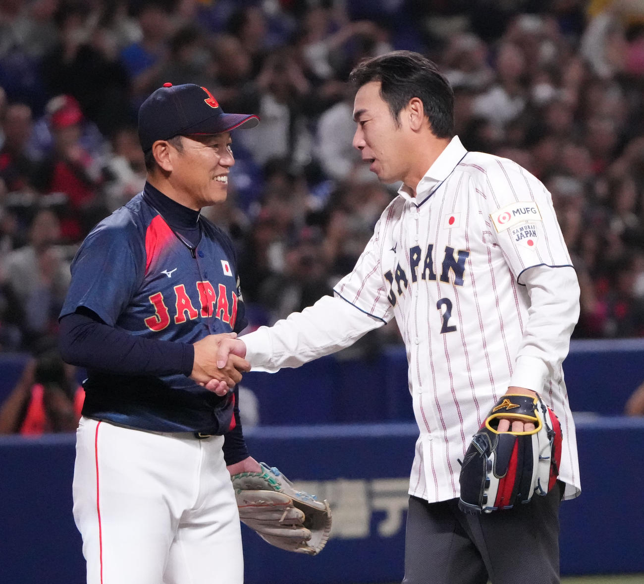 日本対チェコ　試合前、始球式を行った荒木氏（右）と握手を交わす井端監督（撮影・森本幸一）