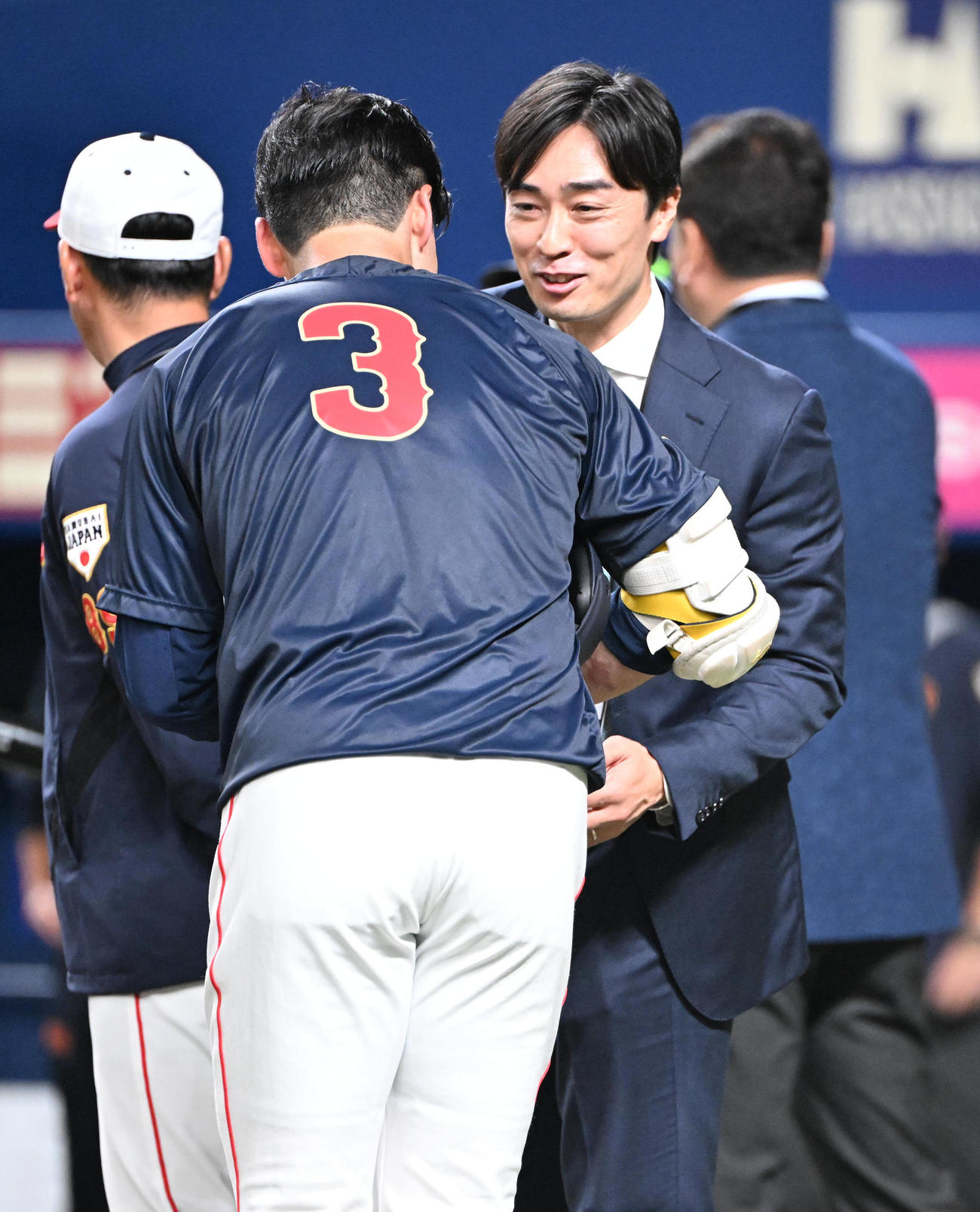 日本対チェコ　清宮（手前）からあいさつされる和田氏（撮影・和賀正仁）