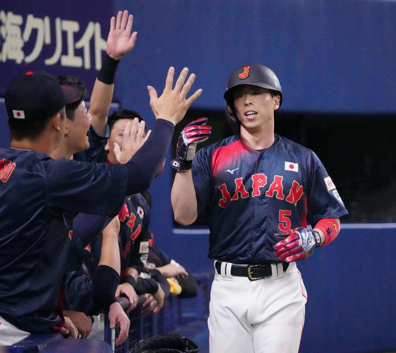 日本対チェコ　7回表日本無死三塁、源田のニゴロの間に生還しナインとタッチを交わす五十幡（右）（撮影・森本幸一）