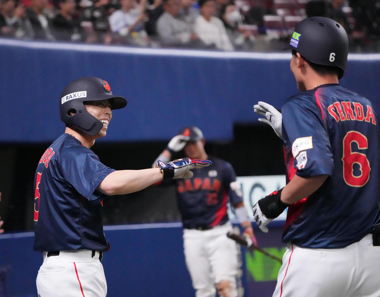 日本対チェコ　7回表日本無死三塁、源田のニゴロの間に生還しナインとタッチを交わす五十幡（左）（撮影・森本幸一）