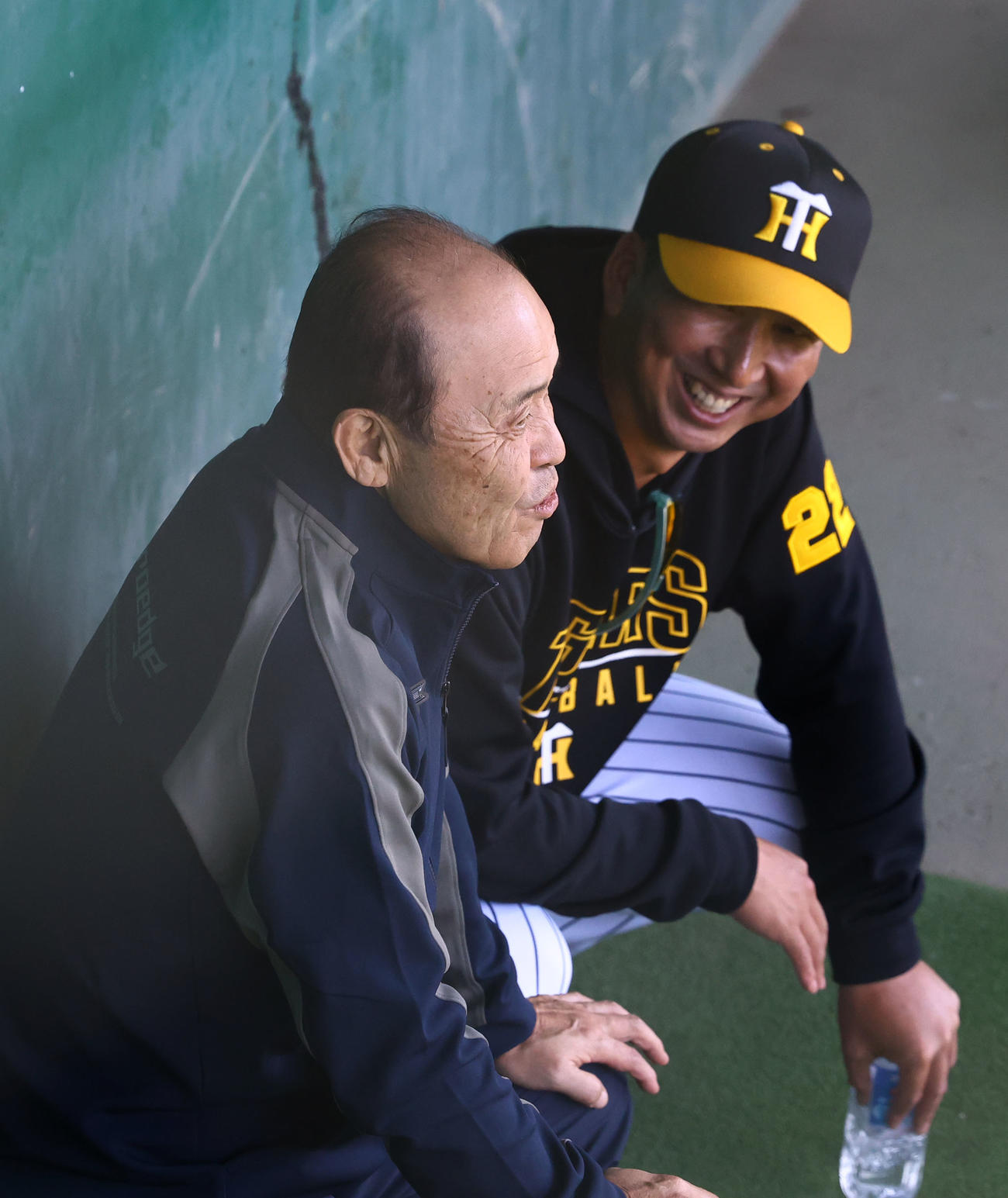 ブルペンで話しをする岡田彰布オーナー付顧問（左）と阪神藤川監督（撮影・藤尾明華）