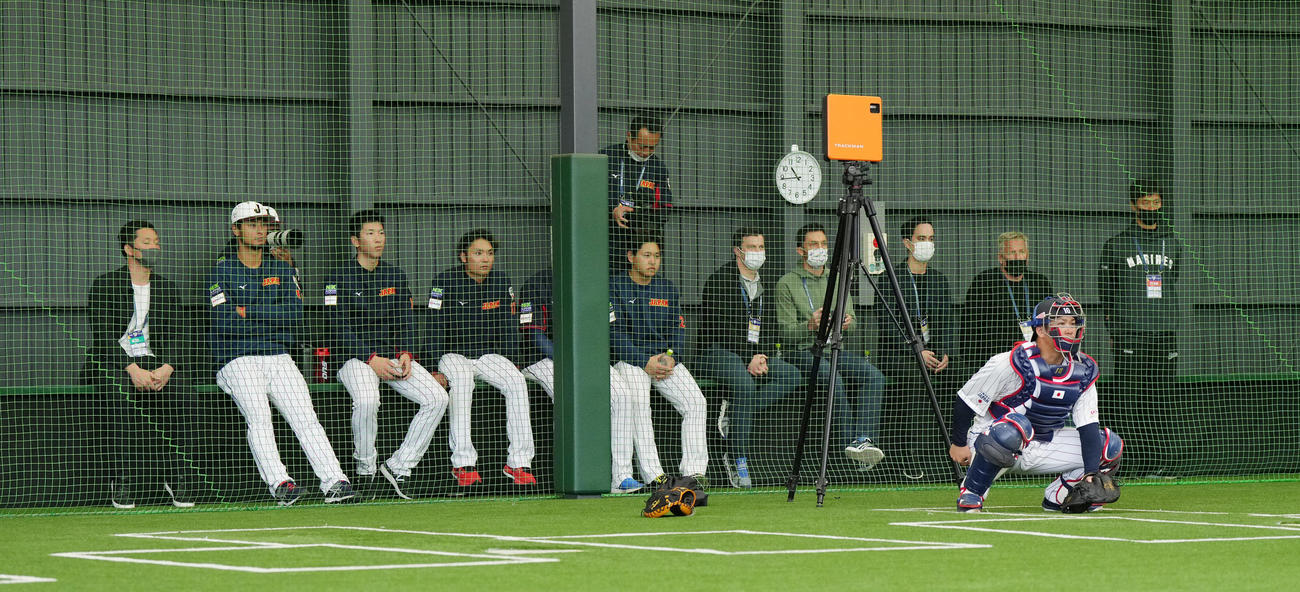 23年2月、WBC日本代表の強化合宿でブルペンで投球練習をする佐々木に視線を送る投手陣、ドジャースの幹部ら