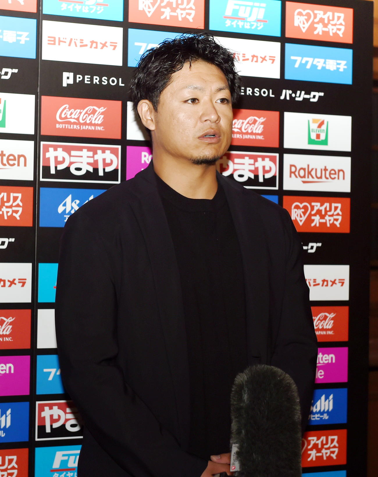 FA権を行使せずに残留することを表明した楽天酒居（撮影・山田愛斗）