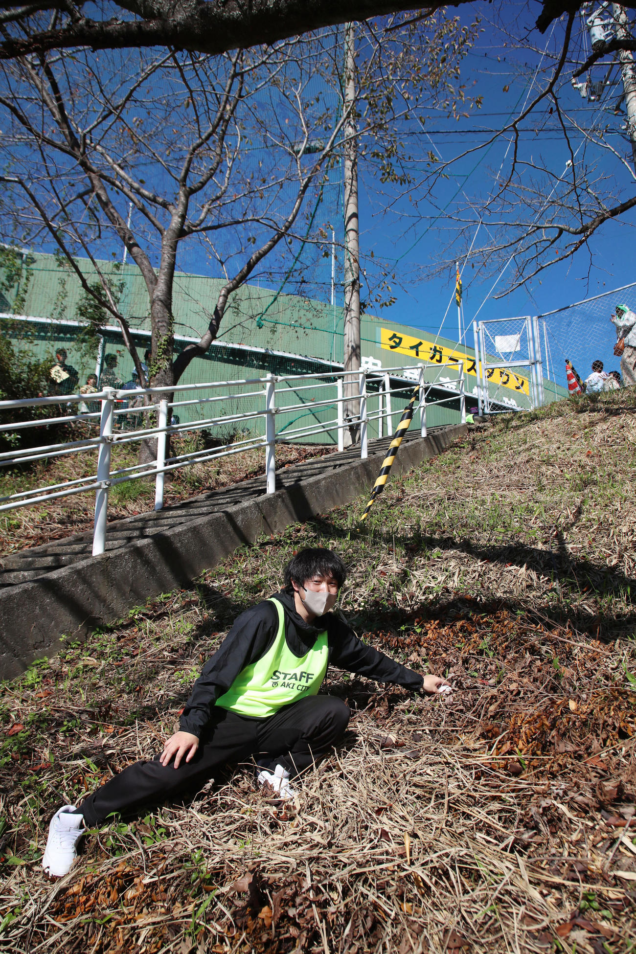 ランチ特打で放った佐藤輝の打球はスコアボードを越えサブグラウンド方向の草地へ着弾（撮影・加藤哉）