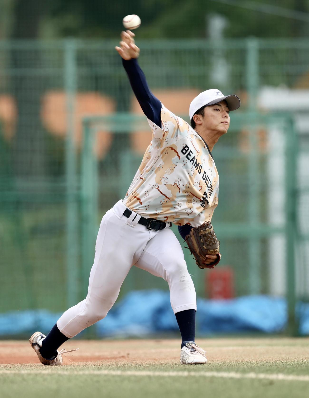 キャッチボールする明大・宗山（撮影・河田真司）