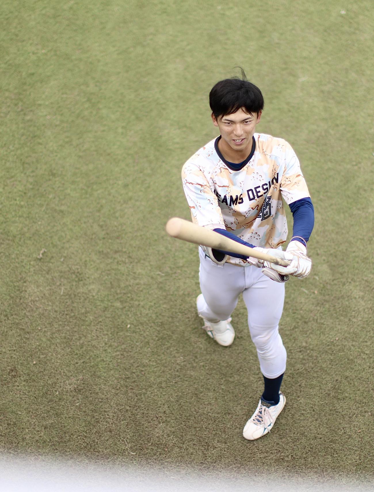 素振りする明大・宗山（撮影・河田真司）